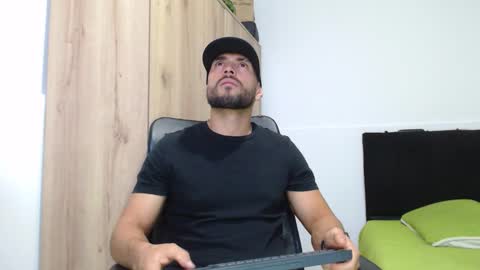 Snapshot of walter_brownn01 chatting on 11-27-25, 03:36 WALTER BROWN online show from 11-27-25, 03:36