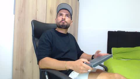 Snapshot of walter_brownn01 chatting on 11-28-25, 07:38 WALTER BROWN online show from 11-28-25, 07:38