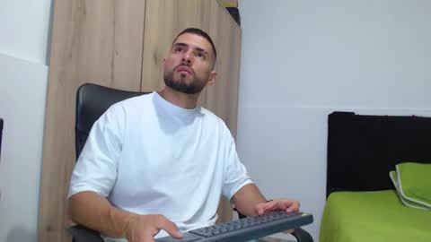 Snapshot of walter_brownn01 chatting on 11-30-25, 05:06 WALTER BROWN online show from 11-30-25, 05:06