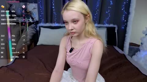 Snapshot of wandaalsbrook chatting on 12-23-25, 01:25 Emi online show from 12-23-25, 01:25