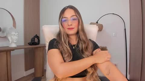 Snapshot of wandathompson_ chatting on 06-04-26, 11:05 Wanda online show from 06-04-26, 11:05