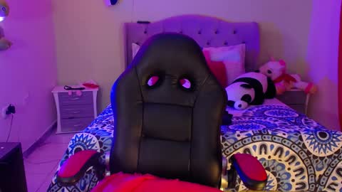 Snapshot of warisgoddes chatting on 01-07-25, 10:01 EMILY online show from 01-07-25, 10:01