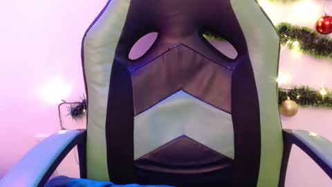 Snapshot of we_n_you chatting on 12-29-24, 01:38 Trixie 3 online show from 12-29-24, 01:38