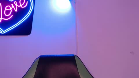 Snapshot of we_n_you chatting on 01-16-25, 01:25 Trixie 3 online show from 01-16-25, 01:25