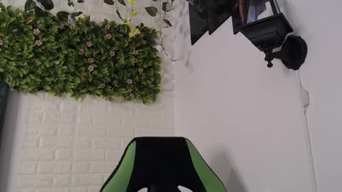 Snapshot of we_n_you chatting on 01-18-25, 03:16 Trixie 3 online show from 01-18-25, 03:16