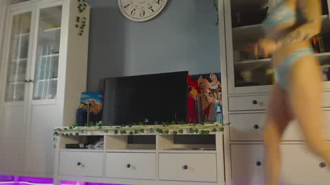 Snapshot of weed_princesss chatting on 12-04-24, 12:03  moon  online show from 12-04-24, 12:03