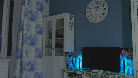 Snapshot of weed_princesss chatting on 12-29-24, 04:51  moon  online show from 12-29-24, 04:51