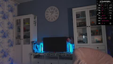 Snapshot of weed_princesss chatting on 01-07-25, 01:14  moon  online show from 01-07-25, 01:14