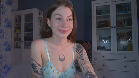 Snapshot of weed_princesss chatting on 02-01-25, 12:47  moon  online show from 02-01-25, 12:47