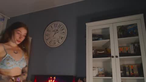 Snapshot of weed_princesss chatting on 02-11-25, 03:18  moon  online show from 02-11-25, 03:18