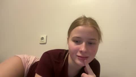 Snapshot of wekittycluby chatting on 10-21-25, 04:51 kite and joe3 online show from 10-21-25, 04:51