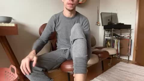 Snapshot of whatthefoot chatting on 12-18-25, 09:21 whatthefoot online show from 12-18-25, 09:21