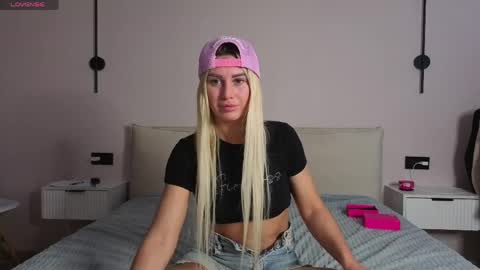 Snapshot of whiteflower_x0 chatting on 05-20-26, 08:09 ASK ME online show from 05-20-26, 08:09