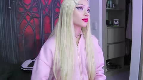 Snapshot of whitegothdoll chatting on 01-09-26, 02:36 ig Sheyden online show from 01-09-26, 02:36