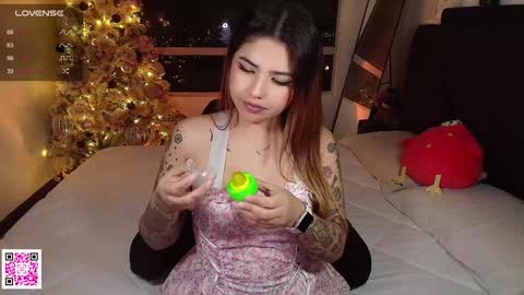 Snapshot of whites_emma chatting on 01-19-25, 01:43 EMMA online show from 01-19-25, 01:43