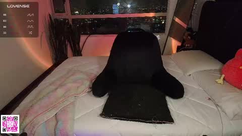 Snapshot of whites_emma chatting on 02-12-25, 02:24 EMMA online show from 02-12-25, 02:24