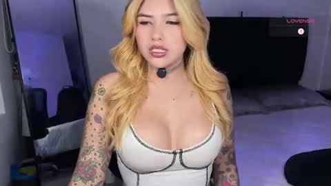 Snapshot of whites_emma chatting on 09-26-25, 02:48 EMMA online show from 09-26-25, 02:48