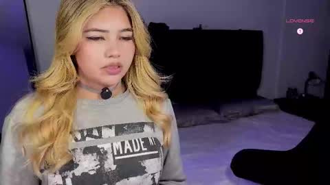 Snapshot of whites_emma chatting on 09-29-25, 02:27 EMMA online show from 09-29-25, 02:27