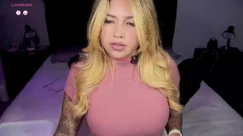 Snapshot of whites_emma chatting on 10-11-25, 02:11 EMMA online show from 10-11-25, 02:11