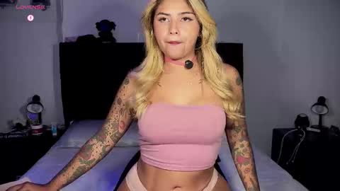 Snapshot of whites_emma chatting on 10-28-25, 02:37 EMMA online show from 10-28-25, 02:37