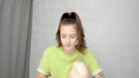 Snapshot of why_again_me chatting on 02-05-26, 09:52 Veronica online show from 02-05-26, 09:52