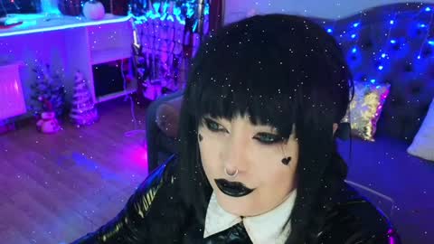 Snapshot of wickedxqueen chatting on 01-01-25, 08:26 Laura online show from 01-01-25, 08:26