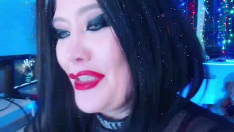 Snapshot of wickedxqueen chatting on 01-12-25, 04:42 Laura online show from 01-12-25, 04:42