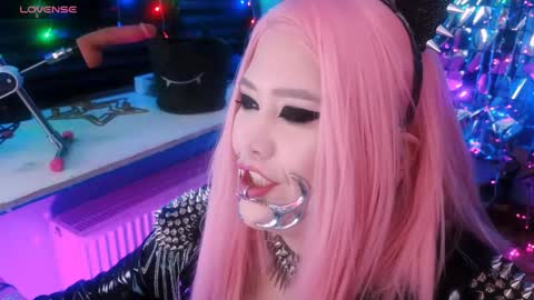 Snapshot of wickedxqueen chatting on 02-08-25, 05:29 Laura online show from 02-08-25, 05:29