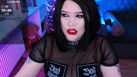 Snapshot of wickedxqueen chatting on 02-11-25, 06:30 Laura online show from 02-11-25, 06:30