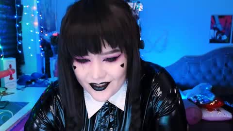 Snapshot of wickedxqueen chatting on 02-13-25, 05:37 Laura online show from 02-13-25, 05:37