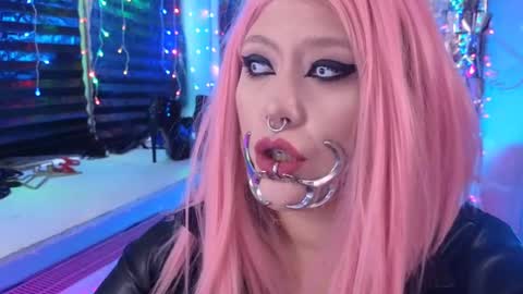 Snapshot of wickedxqueen chatting on 03-02-25, 05:44 Laura online show from 03-02-25, 05:44