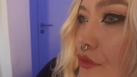 Snapshot of wickedxqueen chatting on 10-17-25, 05:21 Laura online show from 10-17-25, 05:21