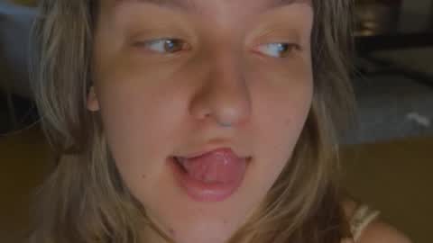 Snapshot of wievin chatting on 12-18-25, 12:22 VI online show from 12-18-25, 12:22