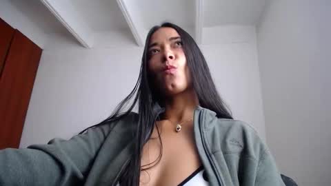 Snapshot of wifhot chatting on 11-25-25, 02:28 Ilauren online show from 11-25-25, 02:28