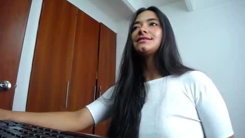 Snapshot of wifhot chatting on 11-26-25, 12:28 Ilauren online show from 11-26-25, 12:28