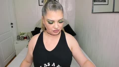 Snapshot of wildkatrina_ chatting on 04-29-26, 07:34 Miss Deea online show from 04-29-26, 07:34