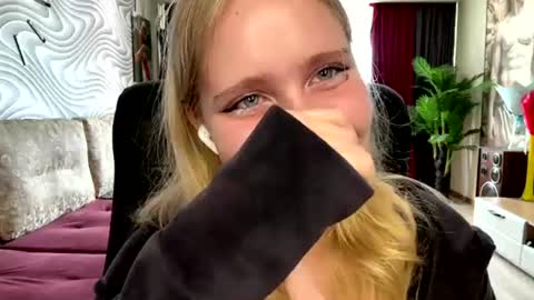 Snapshot of wilhelminafraker chatting on 06-11-26, 12:25 Anny online show from 06-11-26, 12:25