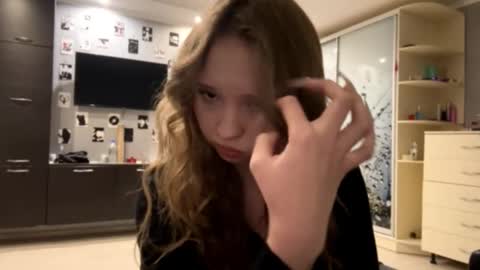 Snapshot of willenasow chatting on 12-22-25, 07:11 Olivia online show from 12-22-25, 07:11