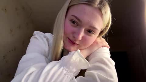 Snapshot of willettealfiero chatting on 03-23-26, 02:54 Sophia online show from 03-23-26, 02:54