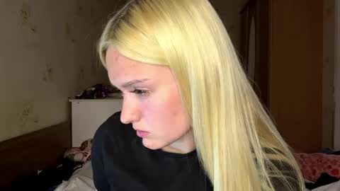Snapshot of willettealfiero chatting on 05-17-26, 06:04 Sophia online show from 05-17-26, 06:04