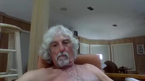 Snapshot of winedog2020 chatting on 05-10-26, 01:55 Gundja Man online show from 05-10-26, 01:55