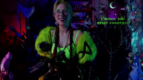 Snapshot of witch_fiona chatting on 12-22-24, 08:14 Goddess of two strapons - Mr. long Don Mr. Pinky online show from 12-22-24, 08:14