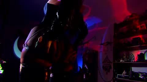 Snapshot of witch_fiona chatting on 09-18-25, 08:22 Goddess of two strapons - Mr. long Don Mr. Pinky online show from 09-18-25, 08:22