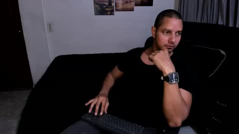 Snapshot of wncmodels chatting on 11-22-25, 04:11 Magnus Dark independent model online show from 11-22-25, 04:11