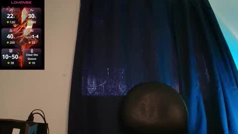 Snapshot of wolfan_sky chatting on 10-18-25, 12:06 W O L F online show from 10-18-25, 12:06
