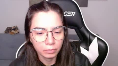 Snapshot of wolfs_daughter chatting on 06-16-26, 01:52 Alex online show from 06-16-26, 01:52