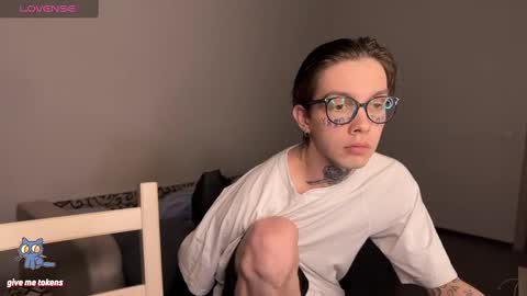 Snapshot of worldofllove chatting on 02-22-25, 09:59 Arnika and Simon online show from 02-22-25, 09:59