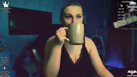 Snapshot of wounded_goddess chatting on 12-17-25, 03:40 Goddess Sophy online show from 12-17-25, 03:40