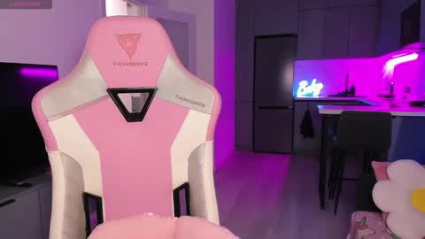 Snapshot of wowlovie666 chatting on 10-22-25, 04:07 Emi online show from 10-22-25, 04:07