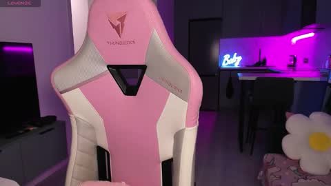 Snapshot of wowlovie666 chatting on 10-27-25, 06:01 Emi online show from 10-27-25, 06:01